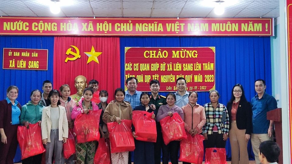 Chuyến đi tặng quà tết người dân xã Liên Sang, Khánh Vĩnh
