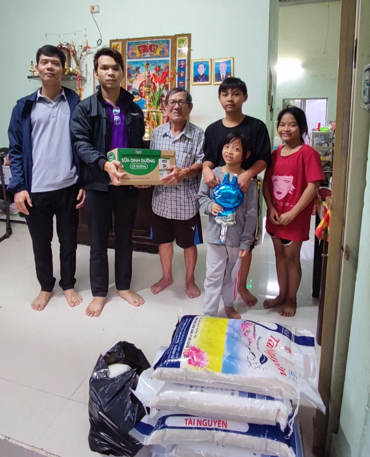 Chuyến đi từ thiện đến nhà bác Năm